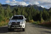 Estrada rural na região de Ketchikan, no sudeste do Alaska